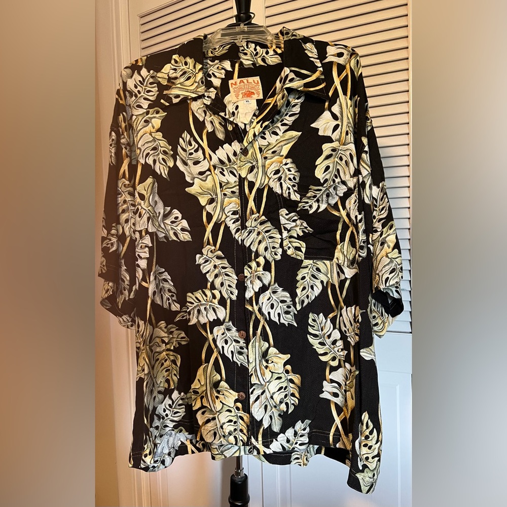 Vintage Men’s Hawaiian shirt from Nalu size XL. Awesome print great condition!